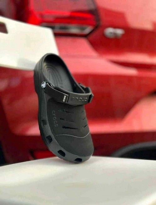 CROCCSS Yukon Vista Black Clogs