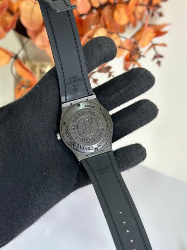 Alternative view of Hublot Big Bang Quartz Purple Black