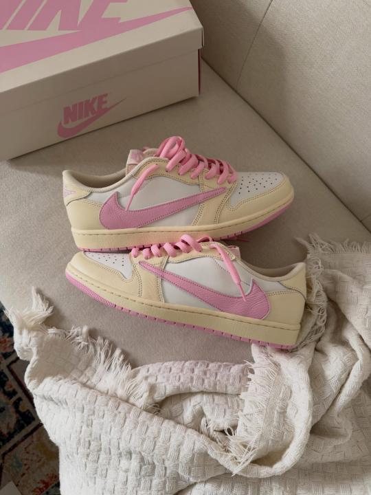 Nikkee Air Jordan Retro 1 Travis Scott OG Shy Pink