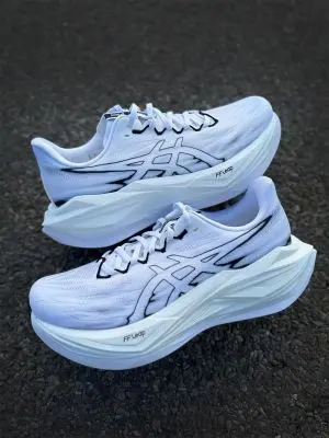ASICCS Superblast 3 white and black