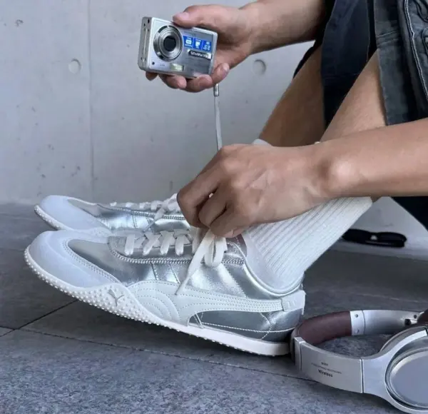 WMN Pumma Bella UT Leather Womens sneaker in white and silver.