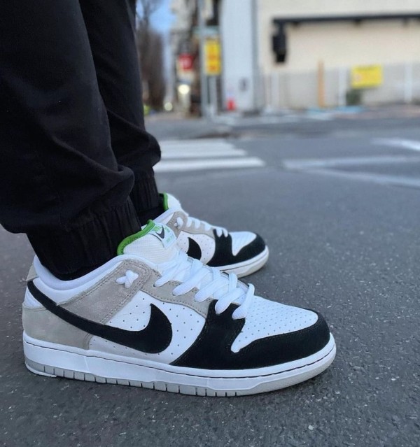 nike sb dunk low chlorophyll on feet