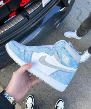 Nike Air Jordan Retro 1 Hyper Royel womens