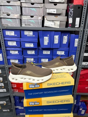 Ske_chers go run mens slipons brownwhite 