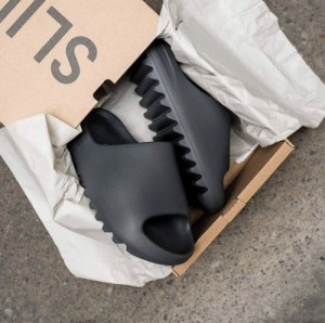 Adida.s Yeezy Slide Onyx UA