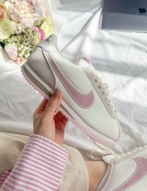 WMNS Nik e Cortez Valentines Day Sneakers