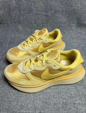 nik e phoenix x sacai vapor waffle yellow gold