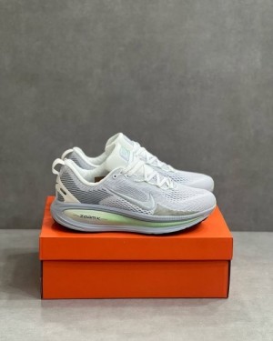 E zoom vomero 18 silver college grey