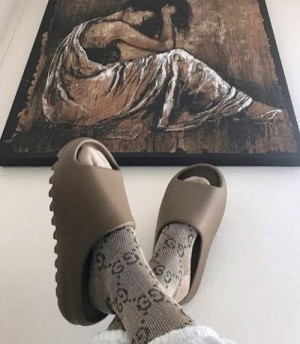 Ua . yeezy slide earth brown