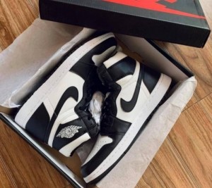 NIKE AIR JORDAN RETRO 1 HIGH BLACK WHITE