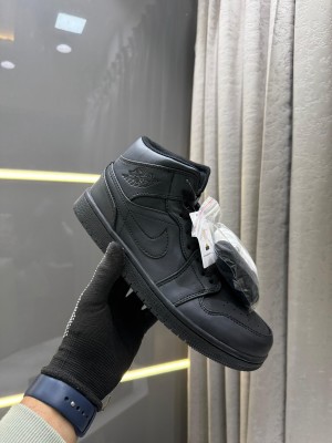 N_ike Air Jordan 1 Mid Triple Black 
