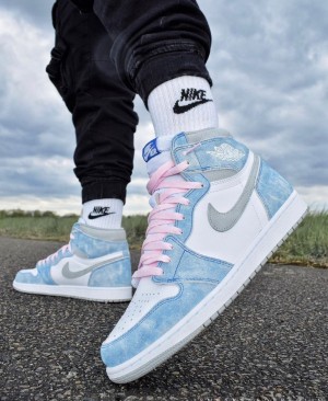 Air Jordan 1 Retro High OG Hyper Royal
