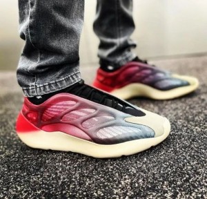 adidass yeezy 700 v3 fade carbon