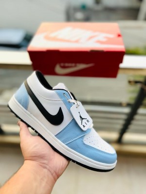Air jordan low University blue