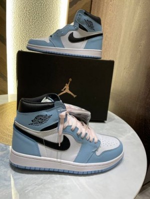 Jordan retro 1 University blue UNC