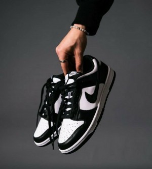 Nik e sb dunk low panda black white 12