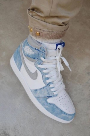 Nik e Air Jordan Retro 1 Hyper Royal
