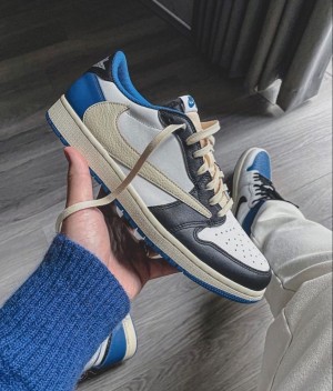 AIR JORDAN RETRO 1 TRAVIS SCOTT FRAGMENT SEMI UA
