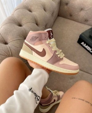 Jordan Retro 1 High Pony Smoky