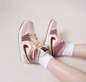 N ike Air Jordan Retro 1 Pony Smoky