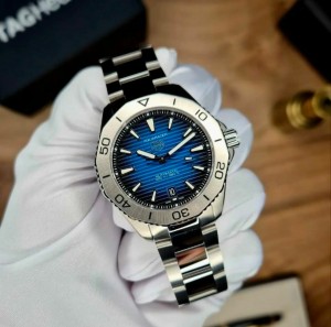 Tag Heuer Aquaracer Professional 200Wrist
