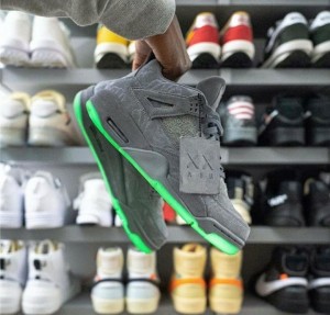 N ike Air Jordan Retro 4 Kaws Grey SEMI UA