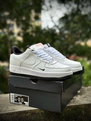 NIKEE AIRFORCE 1 WHITE BLACK MINI SWOOSH