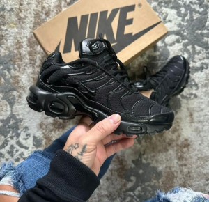 NIKEE AIRMAX PLUS TRIPLE BLACK