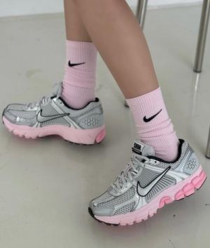 WMNS Nik e Zoom Vomero 5 Pink Forum Running Shoes