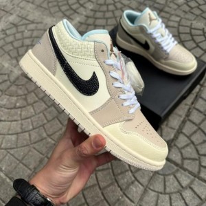 N IKE AIR JORDAN 1 LOW SE WOVEN SANDDRIFT MUSLIN GLACIER BLUE