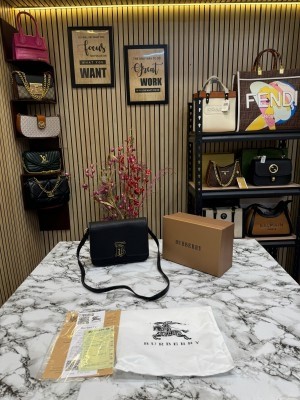 BURBERRY_TB_GRAINED_LEATHER_BAG_BLACK