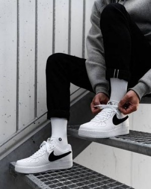 NIKEE AIRFORCE WHITE BLACK