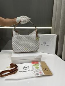 MICHAEL.KORS KELSEY MEDIUM LOGO PREMIUM WITH OG DUST BAG 