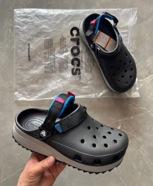 crocss classic hiker clog