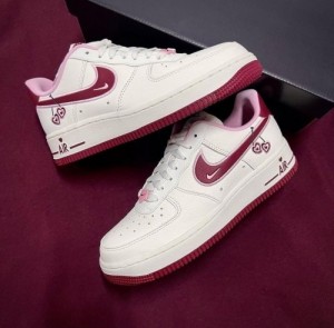 NIKEE AIRFORCE 1 LOW VALENTINE S DAY WITH OG BOX 2 EXTRA BOTTLE LACE ACCESSORIES
