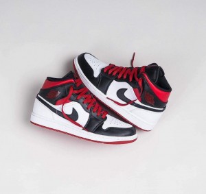 air jordan 1 mid gym red black toe