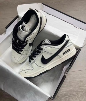Supreme x Nike SB Dunk Low