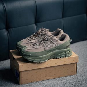 Nik e Zoom Vomero 5 Roam Mink Brown Medium Olive Running Shoes
