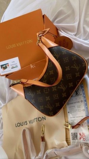 Louis_vuttion_baggattle_hand bag premium quality with box