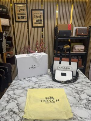 COAC_H FIELD TOTE PREMIUM QUALITY BAG WITH OG MAGNETIC BOX DUST BAG 