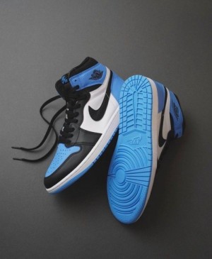 Nikee Air Jordan Retro 1 High UNC Toe