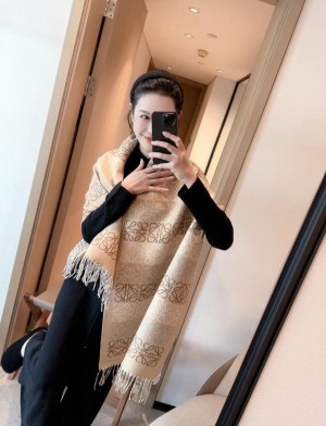 Loewe_Premium_Unisex_Woollen_Stole_withbox_1851