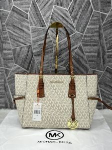 Michael_Kors_Beige-Brown_Voyager_With_DustCover_Premium_Highend