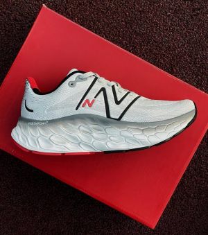 NB FRESH FOAM MORE V4 MARATHIN CUSHIONED RUNNER [GREY  RED  BLACK] 2708025