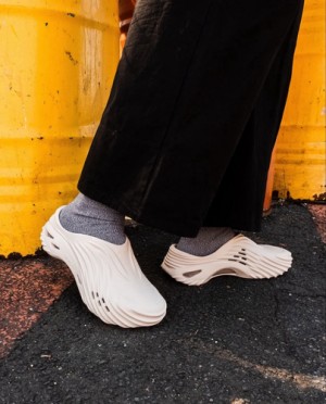 Croc.ss echo clogs cream with og box and carry bag