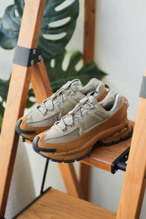 NK ZOOM VOMERO 5 ROAM FLAX [GREY BROWN] 1508025