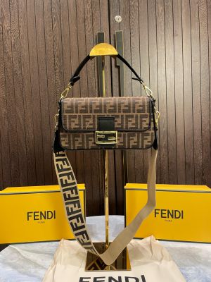 Fend_i Baguette Chain Midi with og box 296
