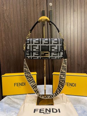 Fend_i Baguette Chain Midi with og box 294