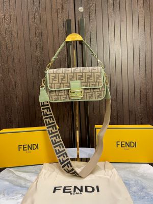 Fend_i Baguette chain midi with og box 293