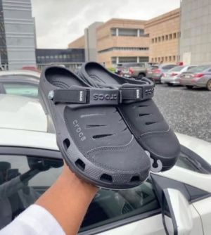 Crocccss Yukon Clog Black fixed with box